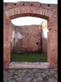 01473 ostia - regio ii - insula vi - casa dell'ercole bambino (ii,vi,3-4) - via della fontana - 1. raum von norden an der ostseite der casa - bli ri westen - detail - suedwestecke - 01-2024.jpg